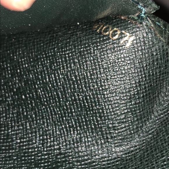 Louis Vuitton Taiga Leather Long Wallet - Picture 5 of 7